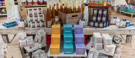 Exposição de diversos produtos, incluindo potes, garrafas e caixas, provavelmente em um ambiente de varejo.