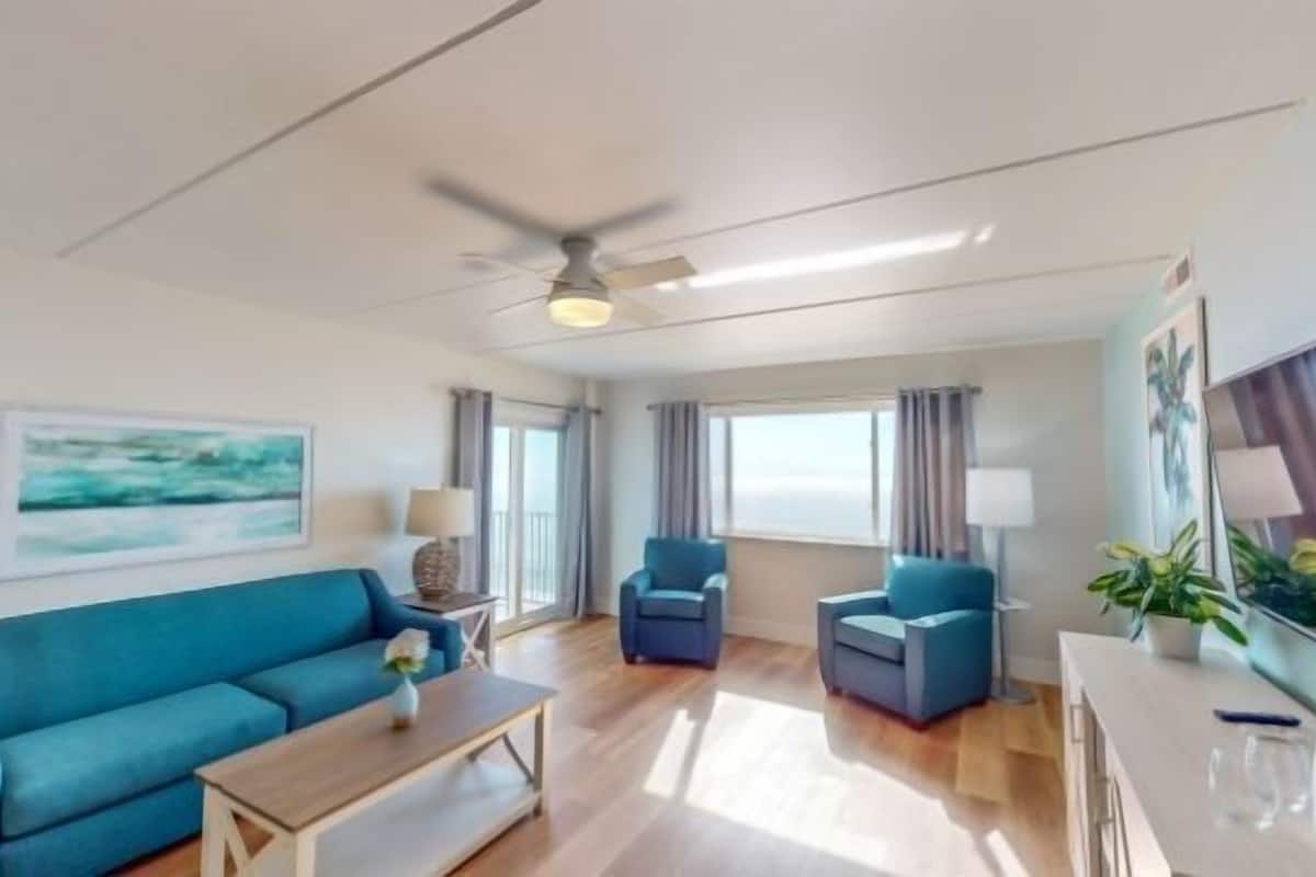 Family Condo, 2 Bedrooms, Oceanfront (Corner Balcony) | Living area