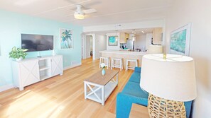 家庭公寓式客房, 2 间卧室, 海滨 (Corner Balcony) | 起居区 | 40-英寸电视（配备有线频道）
