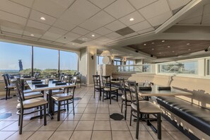 Petit-déjeuner, déjeuner et dîner servis sur place, vue sur la plage