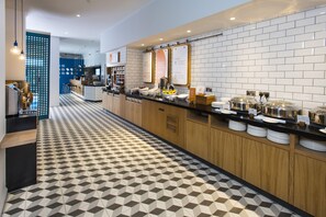 Buffet déjeuner gratuit tous les jours