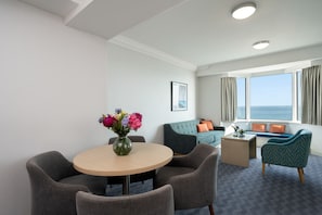 Suite estudio senior, vista al mar | Caja de seguridad en la habitación y escritorio