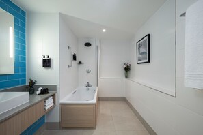 Junior Studio Suite, Sea View | Bilik Mandi | Pancuran mandi, kelengkapan dandanan diri percuma, pengering rambut 