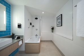 Studio Suite Junior, quang cảnh biển | Phòng tắm | Buồng tắm vòi sen, đồ dùng nhà tắm miễn phí, máy sấy tóc, khăn tắm