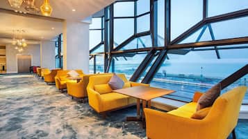 2 bars/lounges