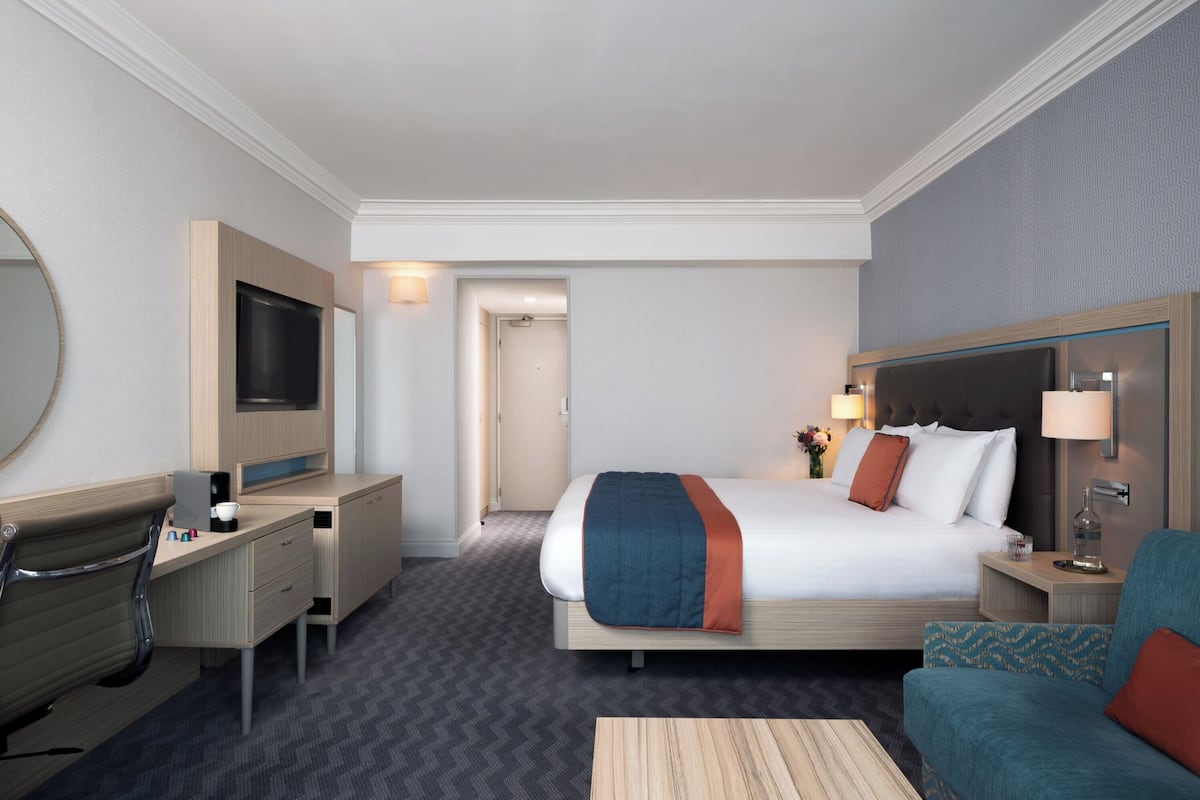 Phòng Executive, 1 giường cỡ king (Full Sea View) | Két bảo mật tại phòng, bàn, bàn ủi/dụng cụ ủi quần áo