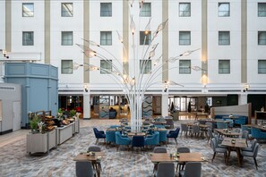 2 bars/lounges