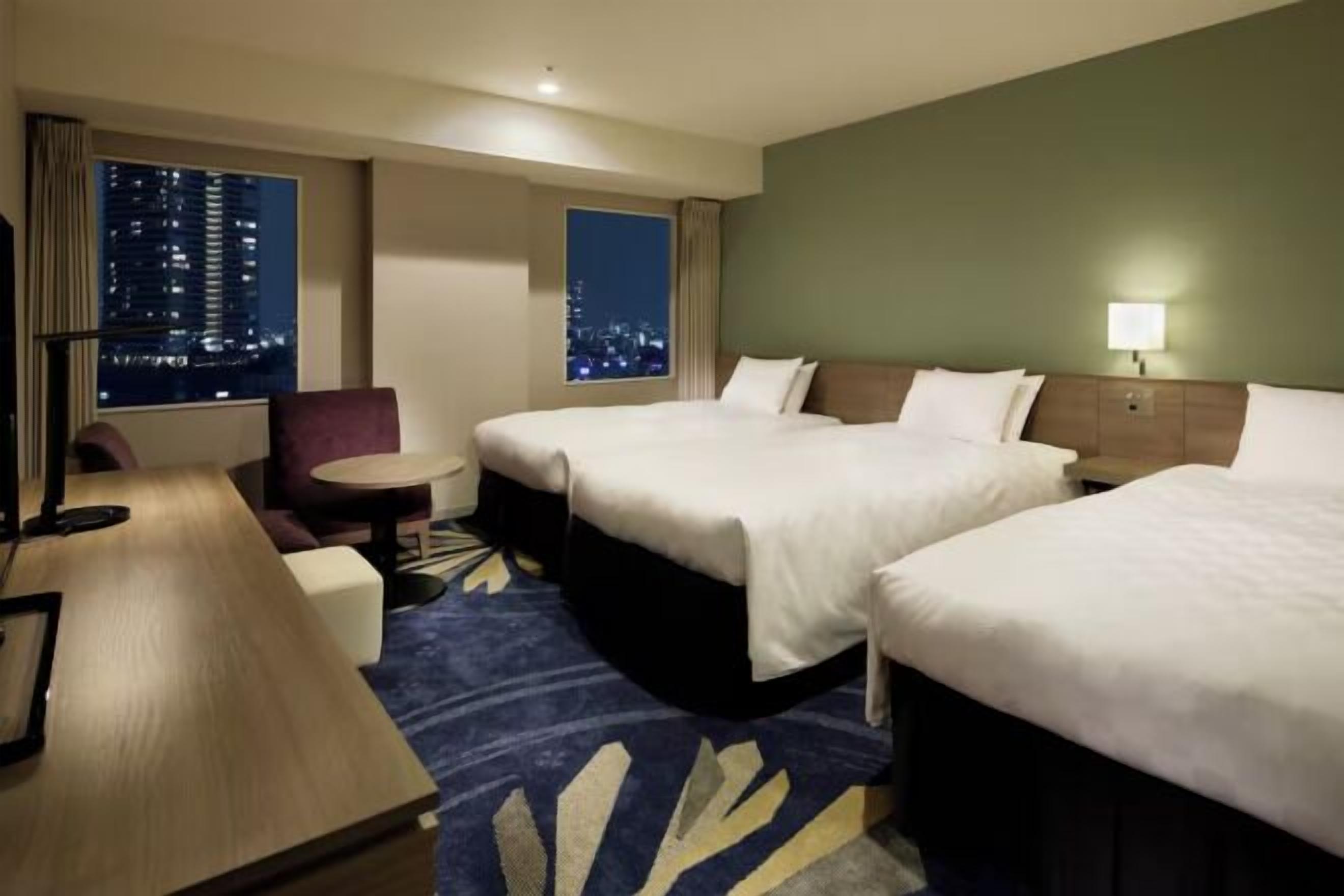 Dundyner, safe på rommet, blendingsgardiner og strykejern/-brett