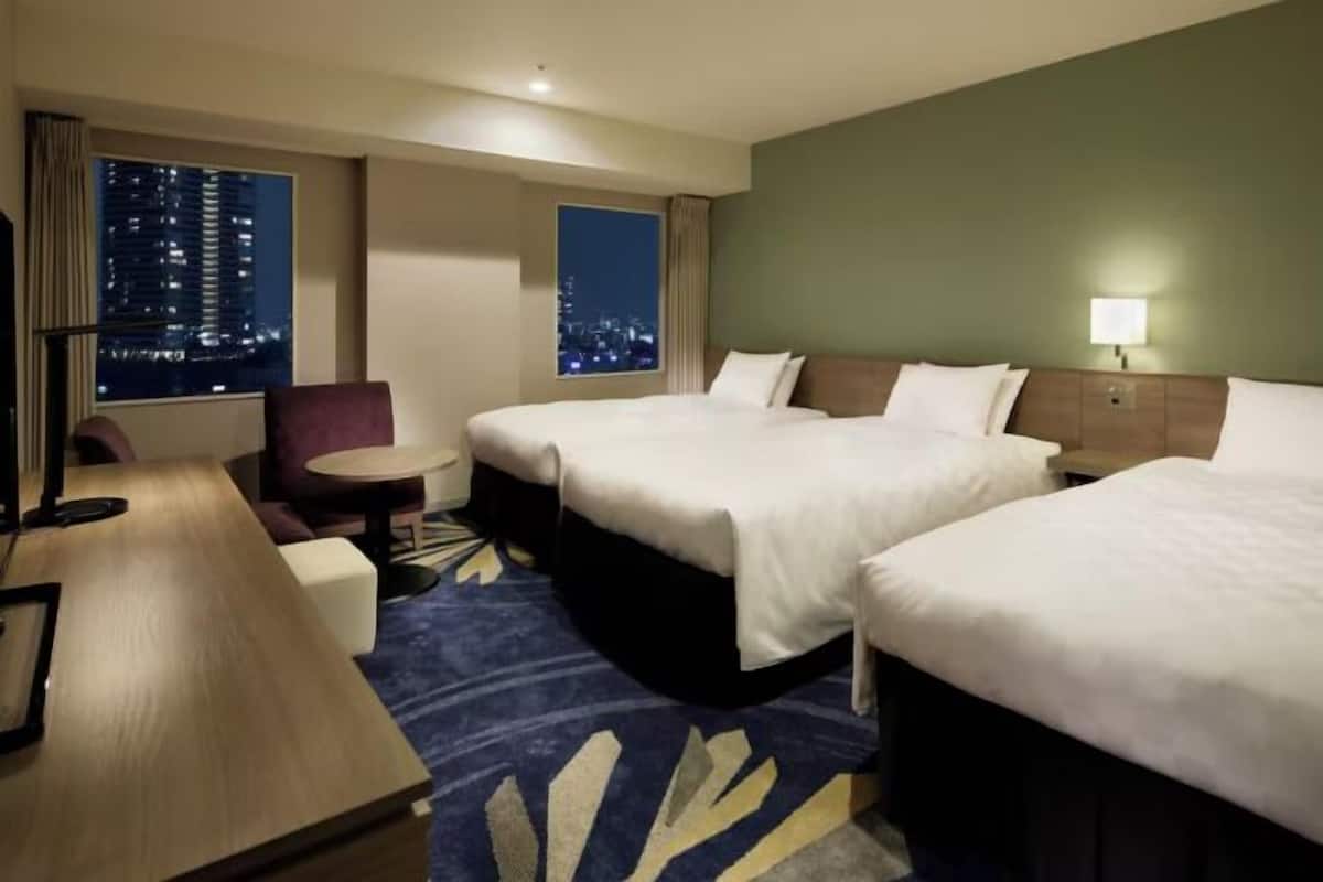 Dundyner, safe på rommet, blendingsgardiner og strykejern/-brett