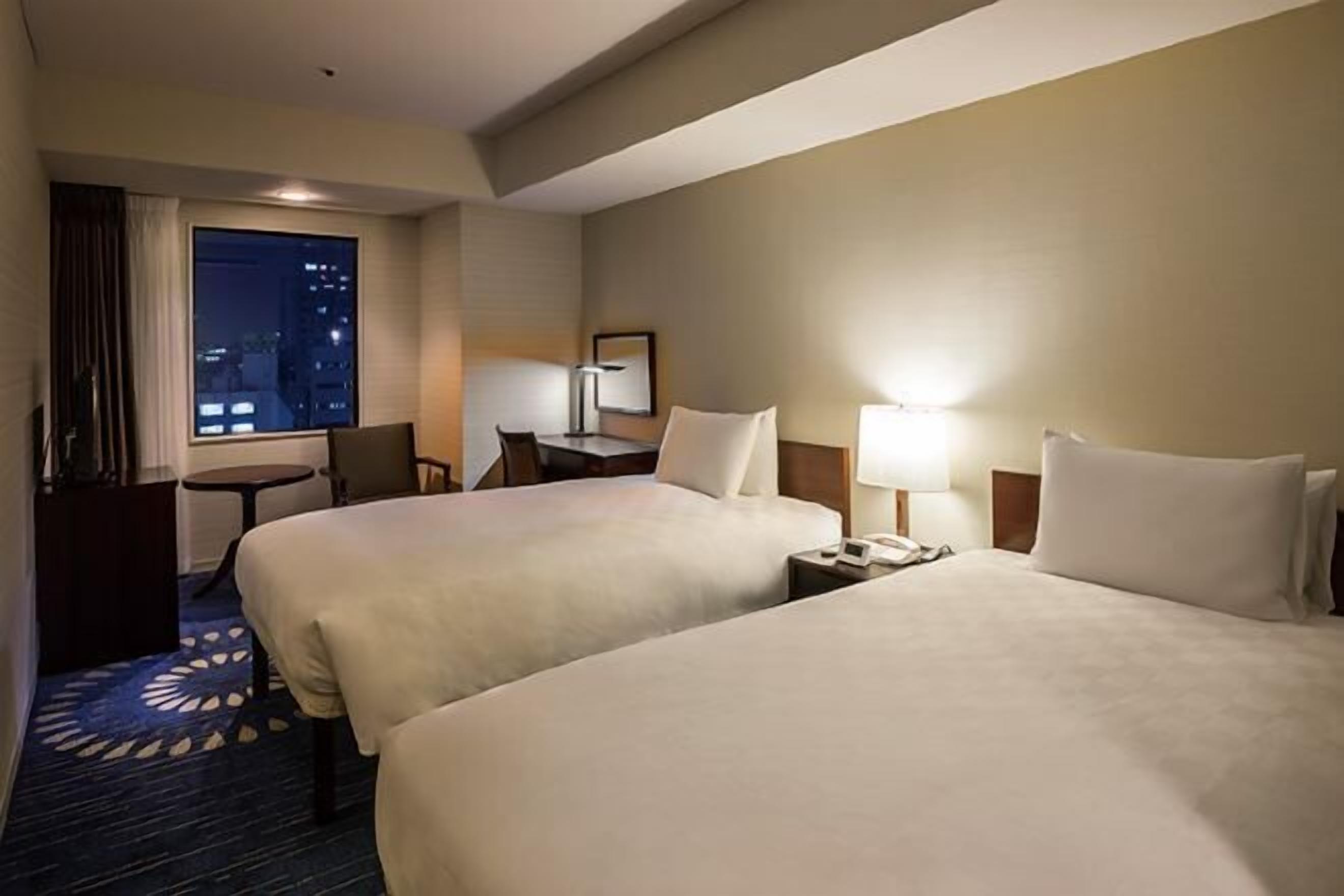 羽毛の掛け布団、セーフティボックス (室内)、遮光カーテン、アイロン / アイロン台