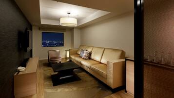 33th-37th Quad Room, Non-Smoking (Panorama Floor) | Down comforters, in-room safe, blackout drapes, iron/ironing board