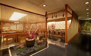 4 か所のレストラン、朝食に営業