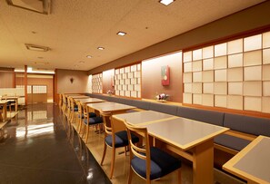 4 か所のレストラン、朝食に営業