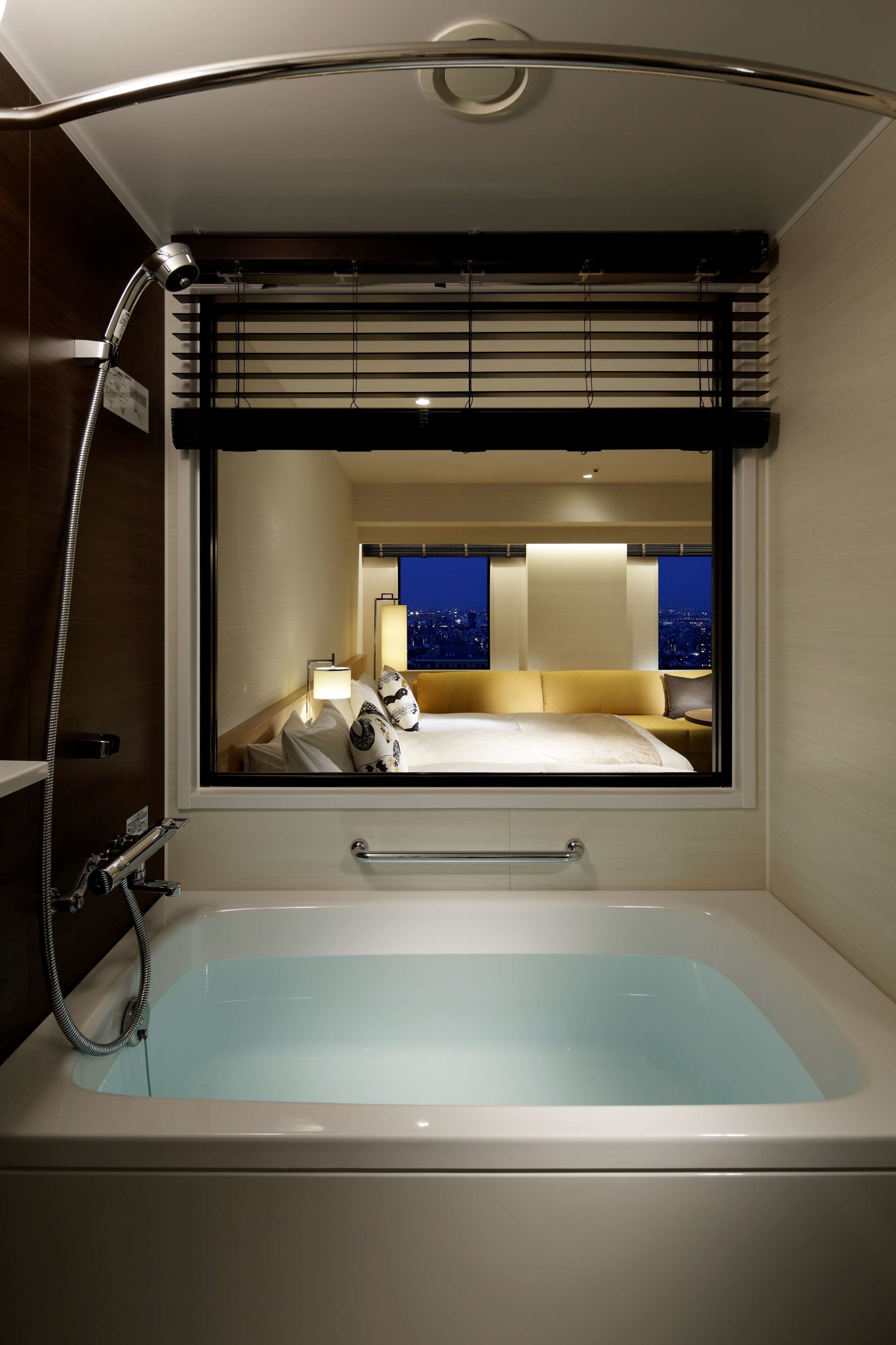 华丽双床房, 无烟房 (33th-37th Panorama Floor) | 浴室 | 淋浴/盆浴组合、免费洗浴用品、吹风机、拖鞋