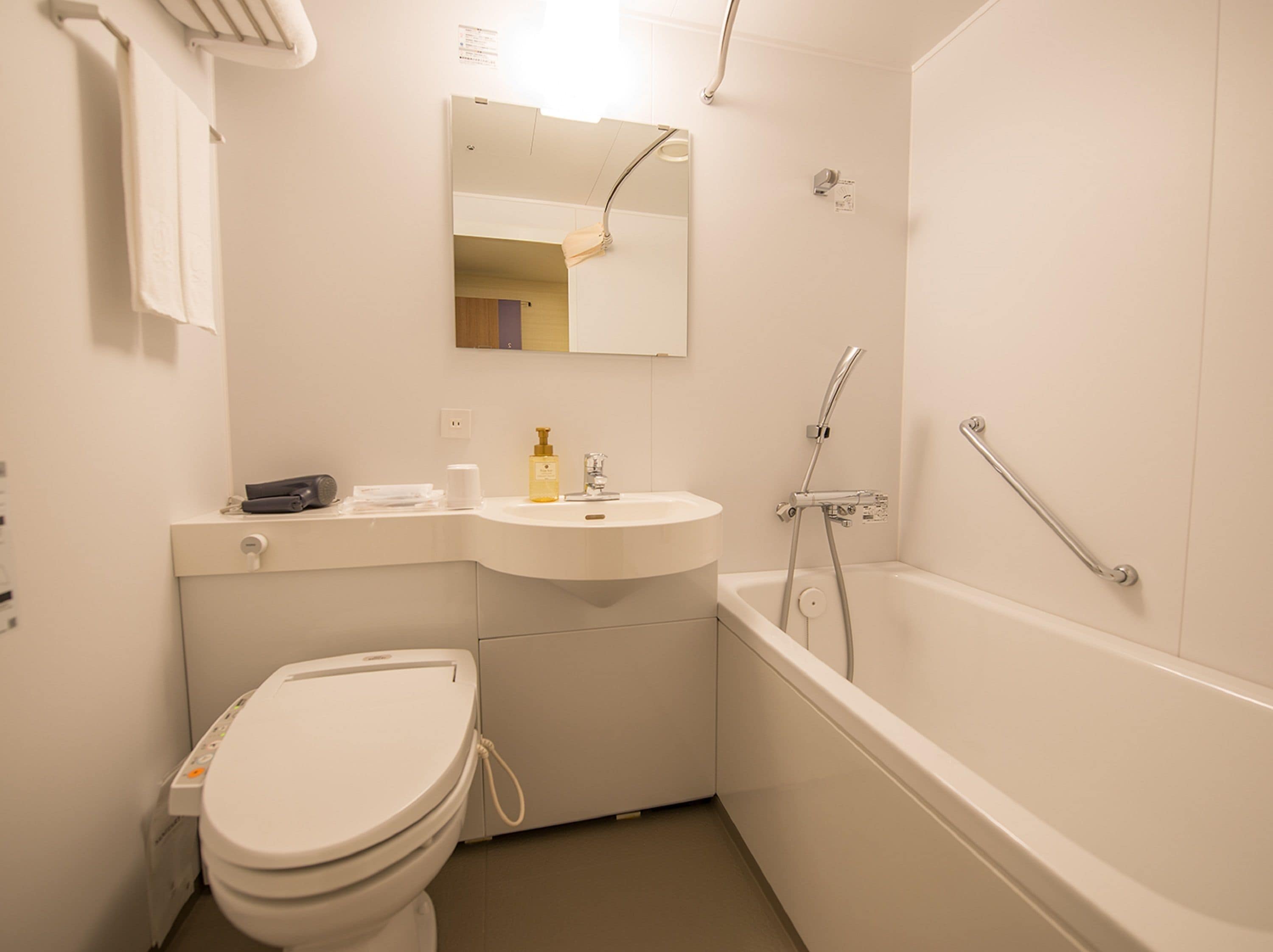 A bathroom with a toilet, sink, and bathtub.