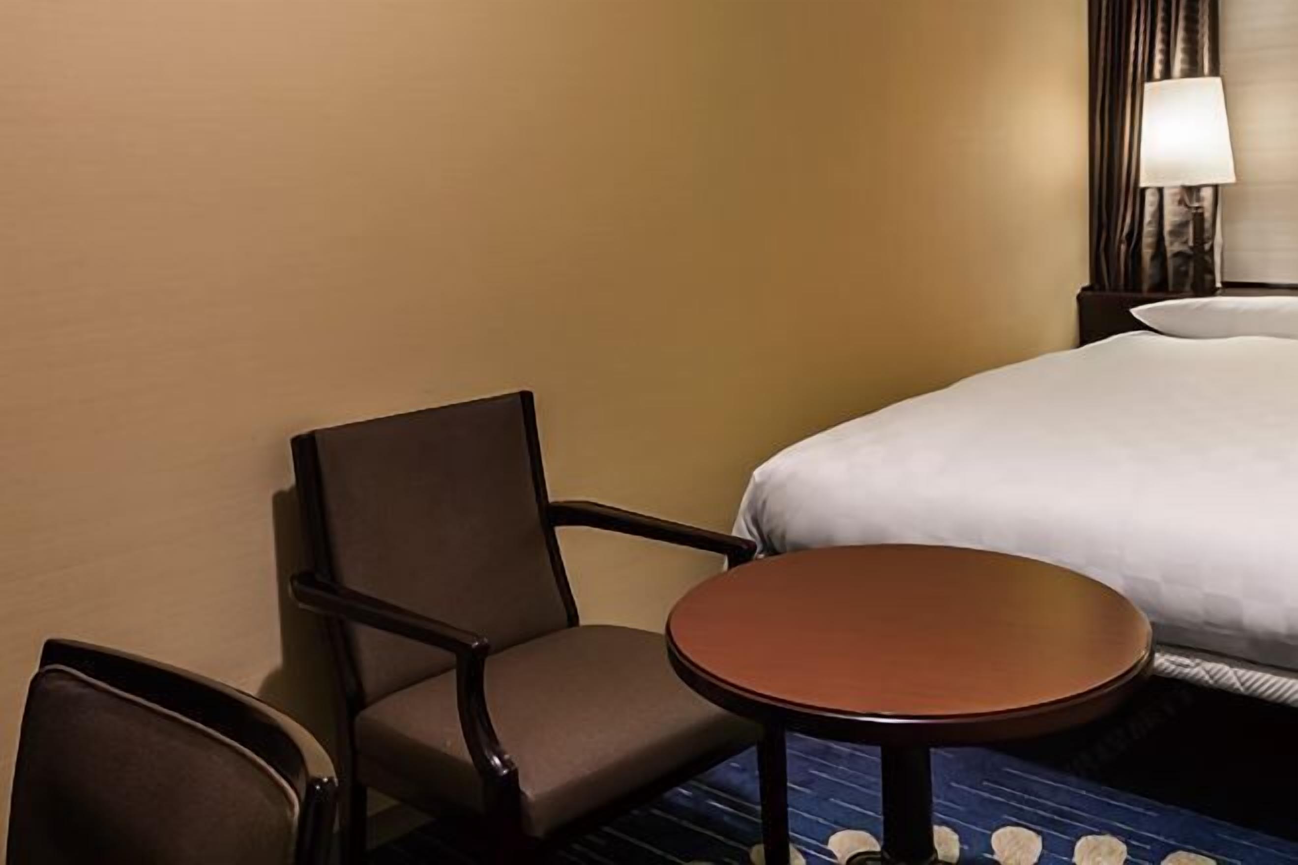 羽毛の掛け布団、セーフティボックス (室内)、遮光カーテン、アイロン / アイロン台