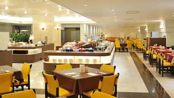 4 restaurants, breakfast, lunch, dinner served; Japanese cuisine