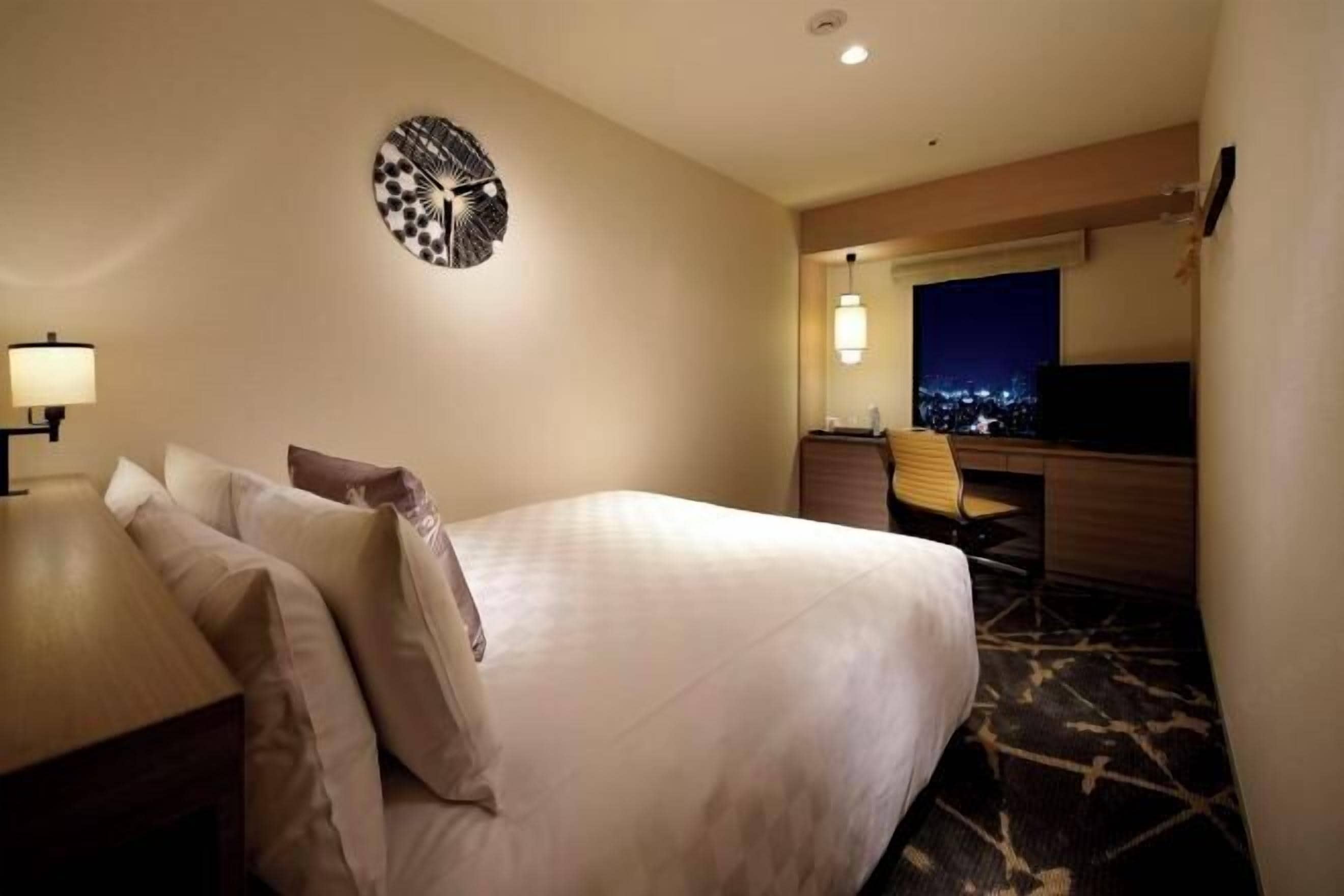 羽毛の掛け布団、セーフティボックス (室内)、遮光カーテン、アイロン / アイロン台