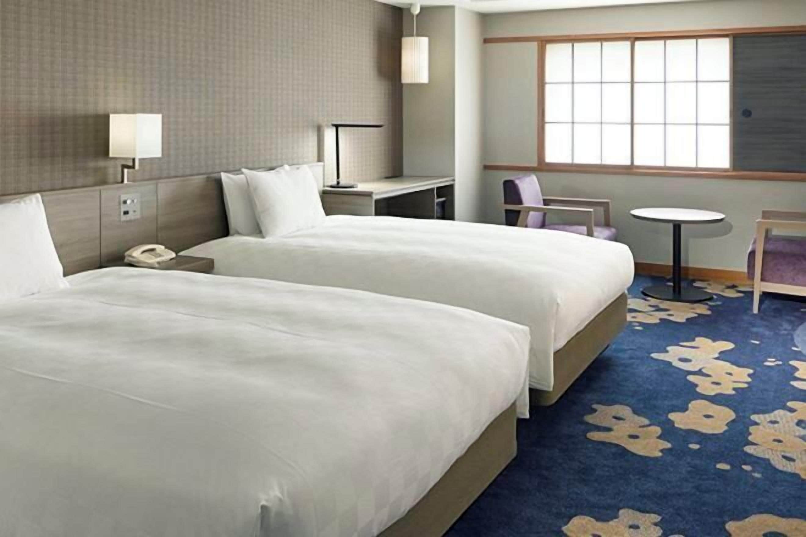 羽毛の掛け布団、セーフティボックス (室内)、遮光カーテン、アイロン / アイロン台