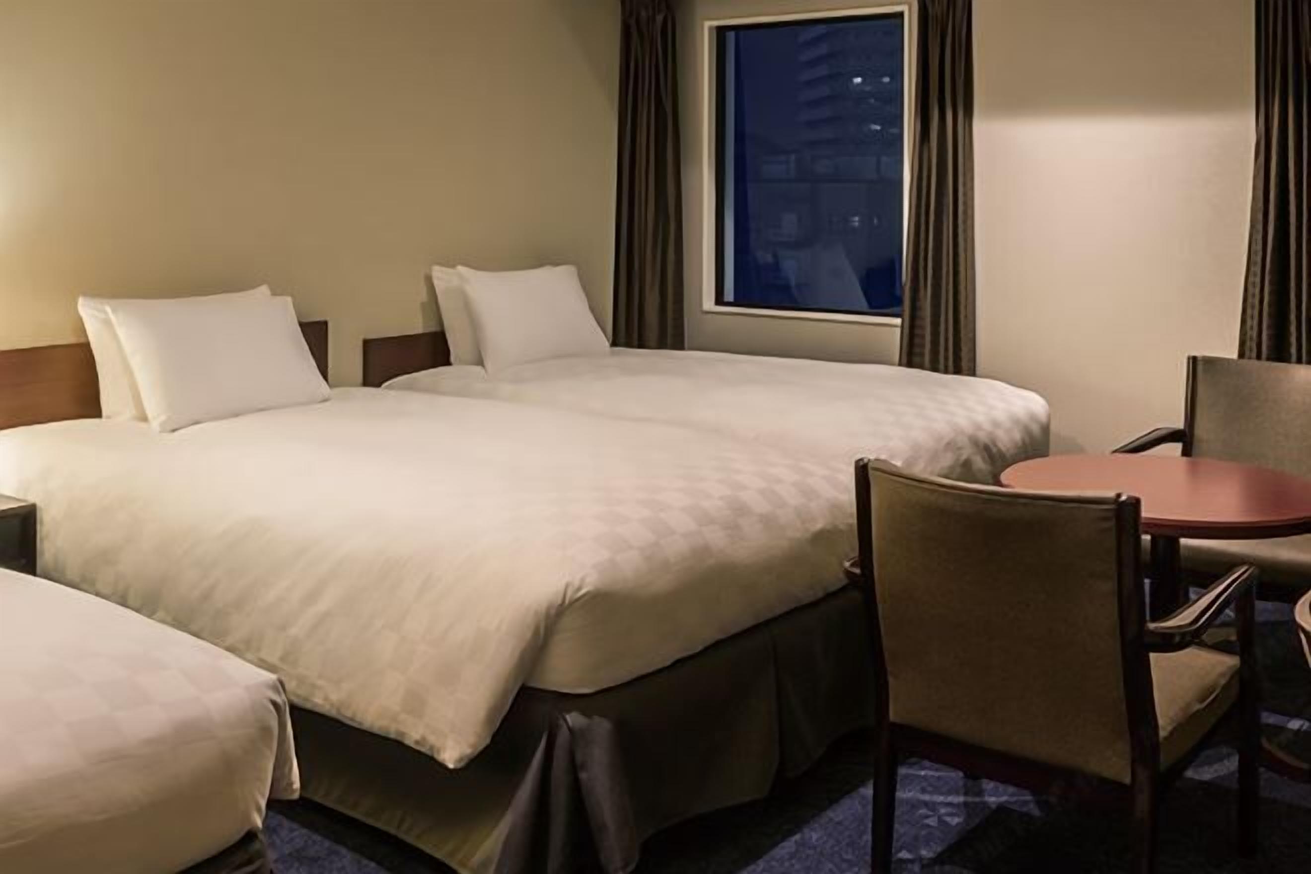 羽毛の掛け布団、セーフティボックス (室内)、遮光カーテン、アイロン / アイロン台