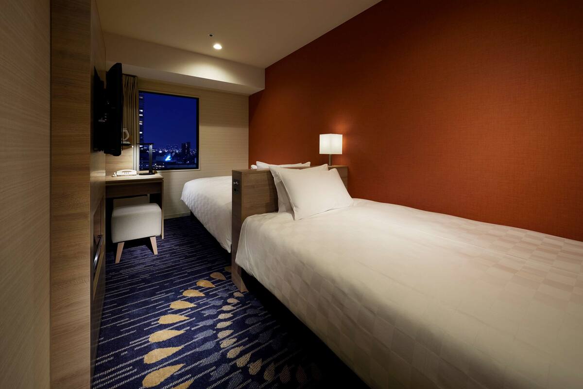 Down comforters, in-room safe, blackout drapes