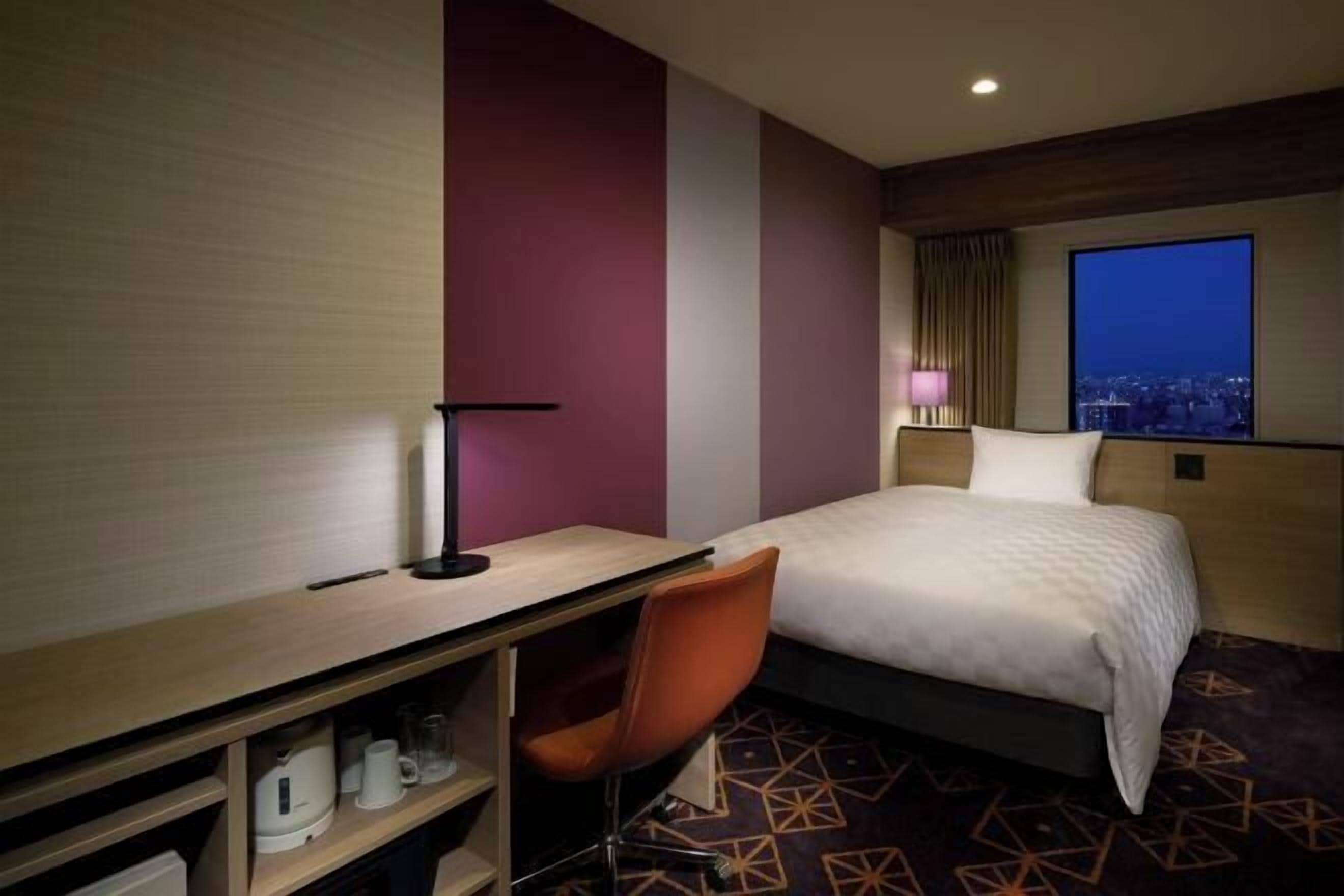 羽毛の掛け布団、セーフティボックス (室内)、遮光カーテン、アイロン / アイロン台