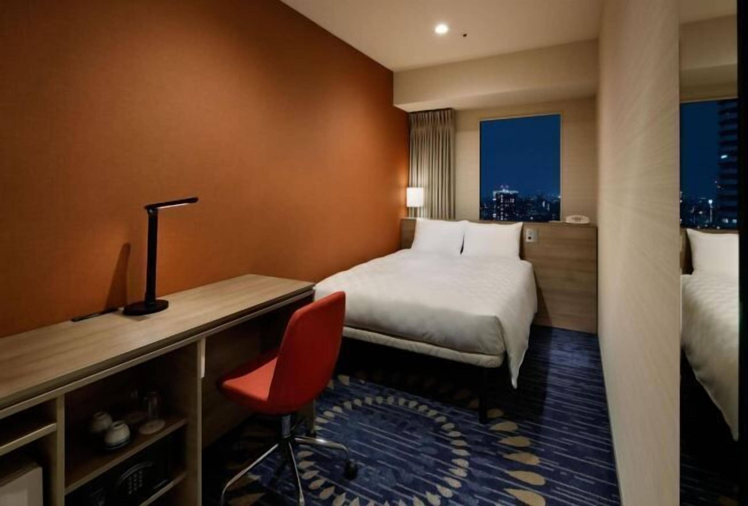 羽毛の掛け布団、セーフティボックス (室内)、遮光カーテン、アイロン / アイロン台