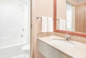 Chambre, 1 très grand lit, non-fumeurs | Salle de bain | Ensemble douche/baignoire, douche à « effet pluie », sèche-cheveux