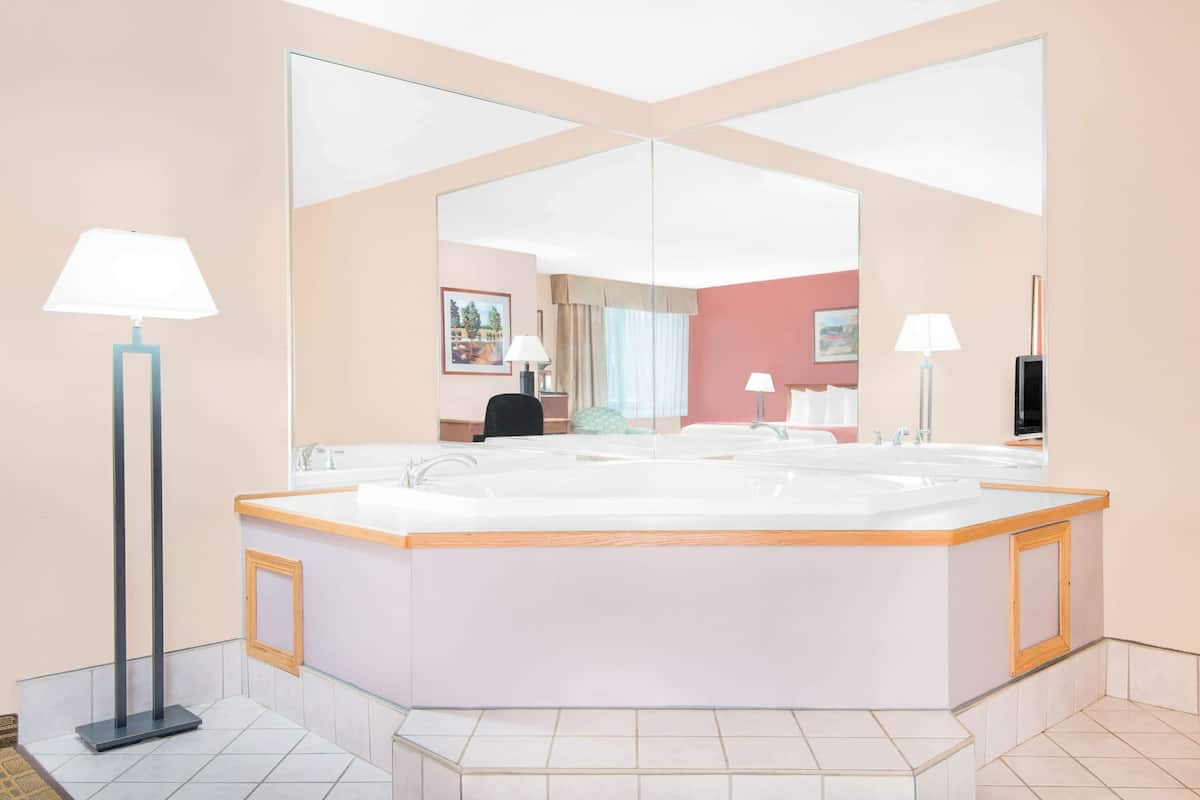 Deluxe Studio Suite, 1 King Bed, Non Smoking