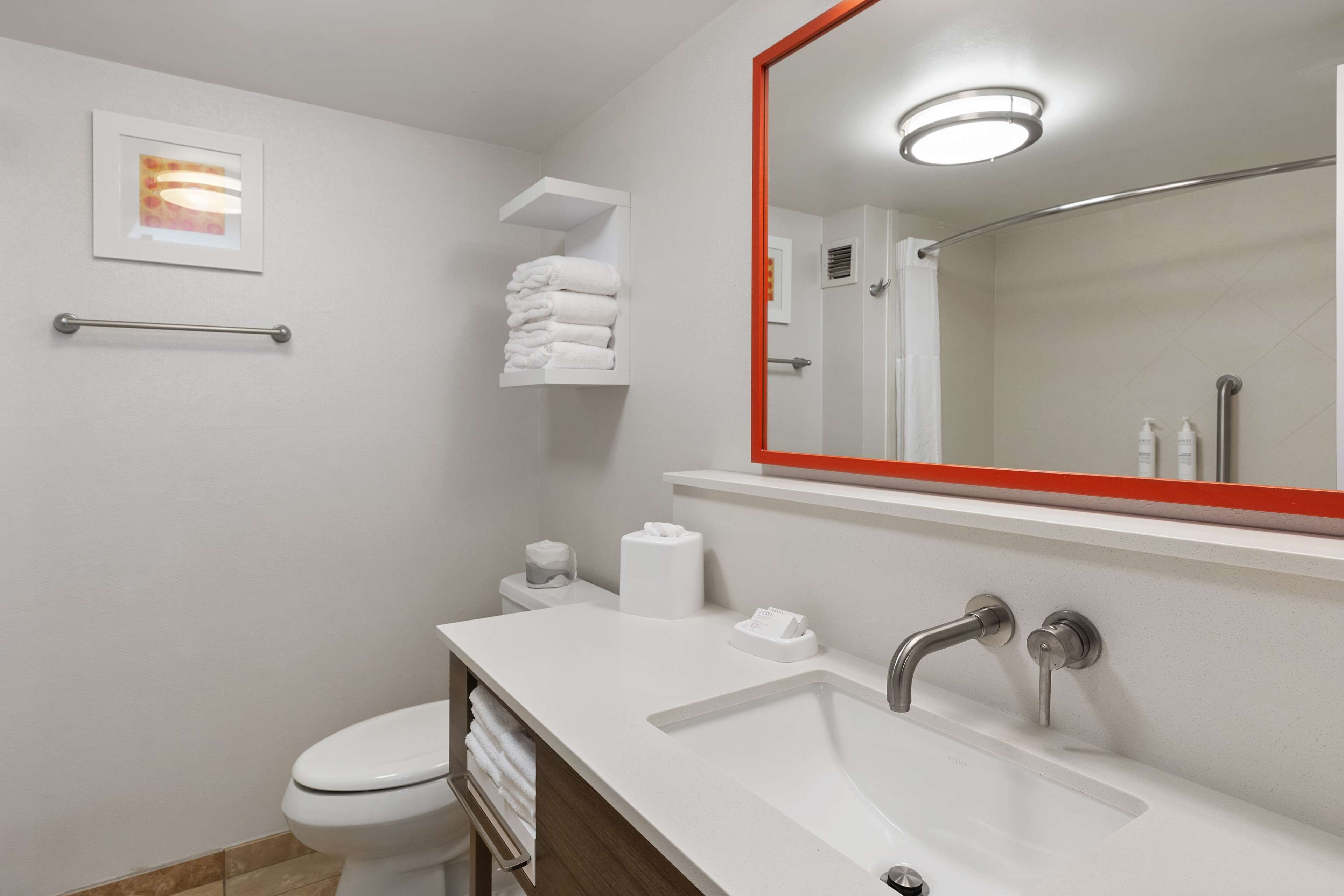 combined shower/bathtub, hydromassage showerhead, free toiletries