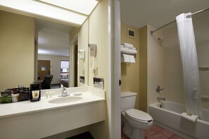 Combined shower/bathtub, hydromassage showerhead, free toiletries - Super 8 by Wyndham Calhoun (Calhoun)