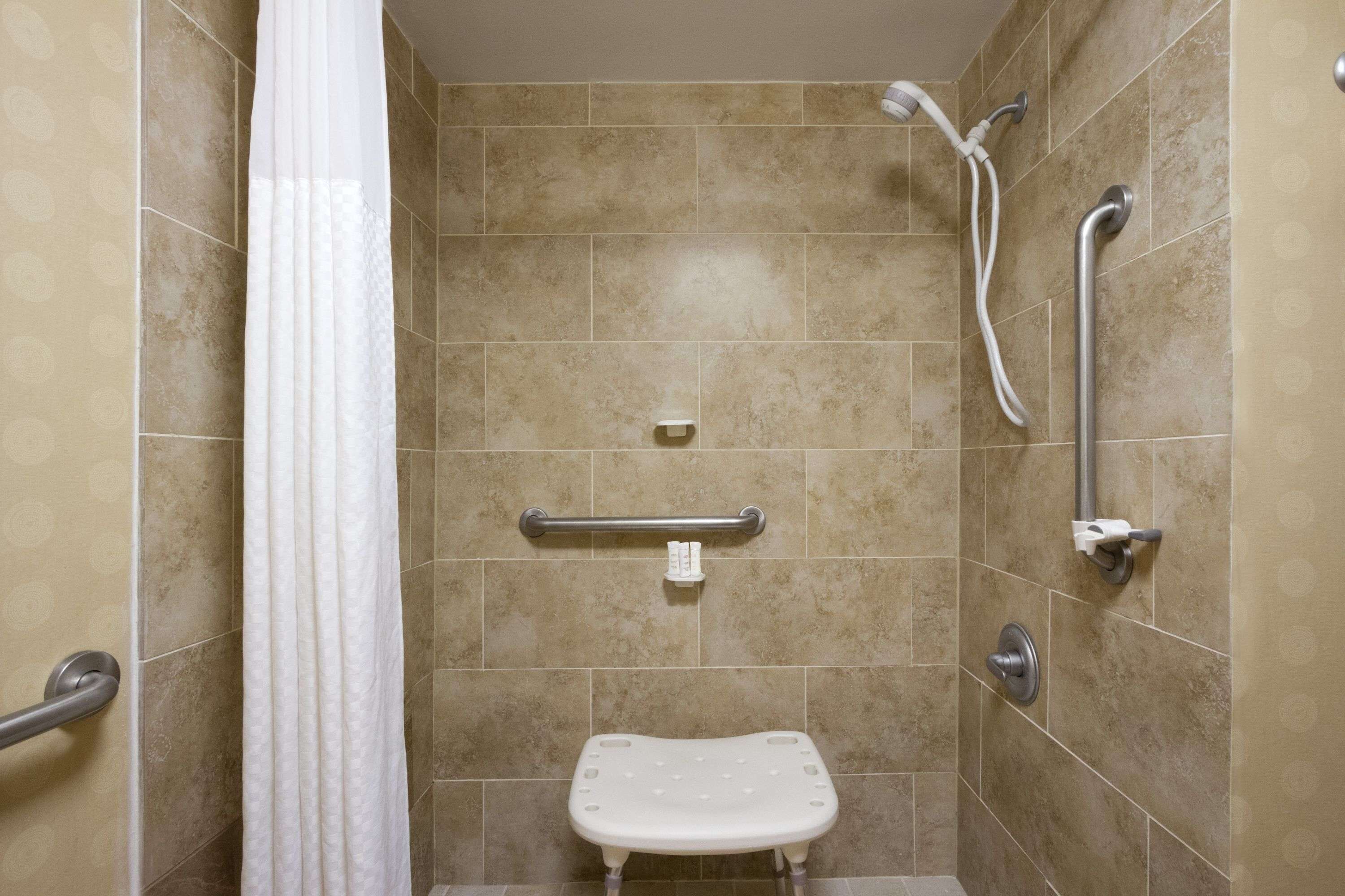 combined shower/bathtub, hydromassage showerhead, free toiletries