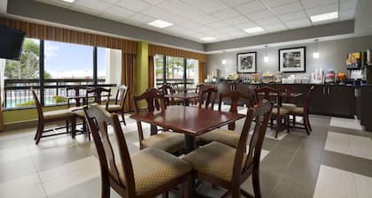 Super 8 by Wyndham Calhoun