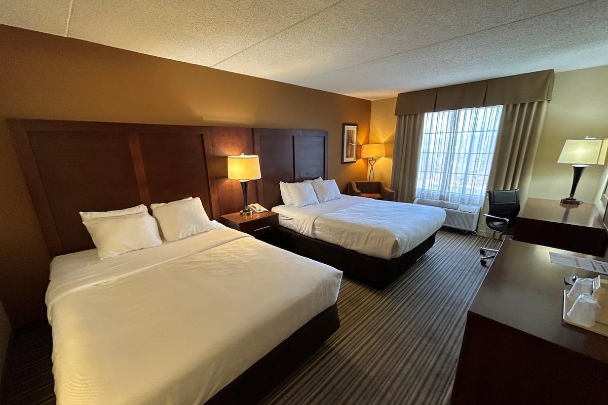 Caja de seguridad en la habitación y tabla de planchar con plancha