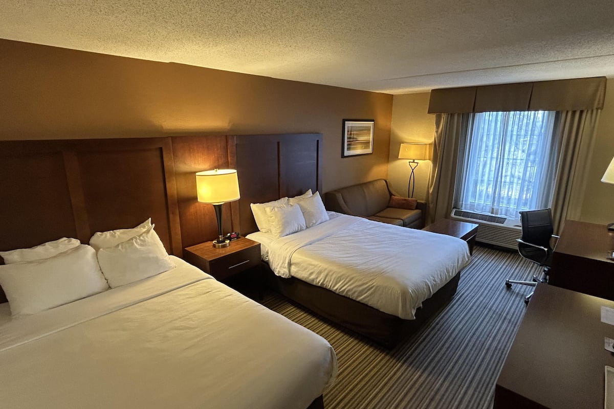 Habitación estándar, 2 camas Queen size, para no fumadores (with Single Sofabed) | Caja de seguridad en la habitación y tabla de planchar con plancha