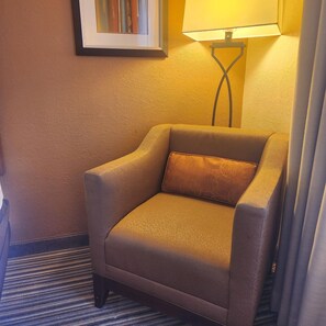 Caja de seguridad en la habitación y tabla de planchar con plancha