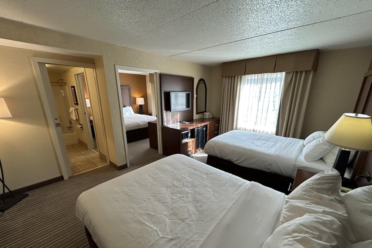 Habitación familiar, para no fumadores | Caja de seguridad en la habitación y tabla de planchar con plancha