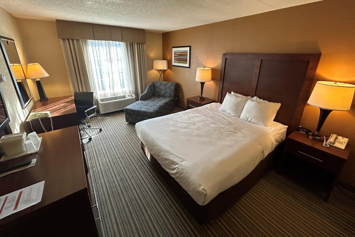 Habitación estándar, 1 cama matrimonial, con acceso para personas discapacitadas, tina | Caja de seguridad en la habitación y tabla de planchar con plancha