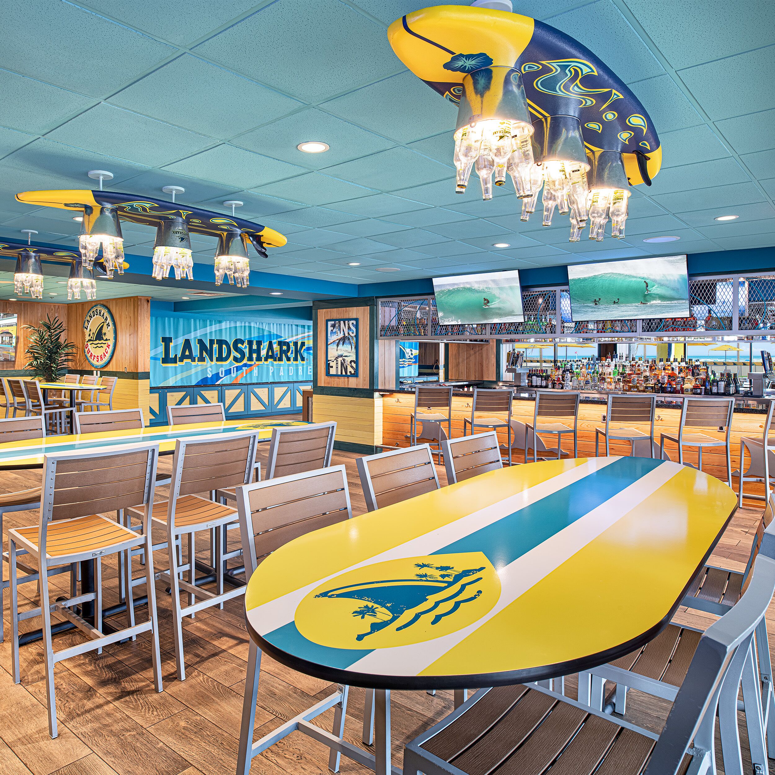 L'intérieur d'un restaurant avec une grande table, des chaises et un coin bar.
