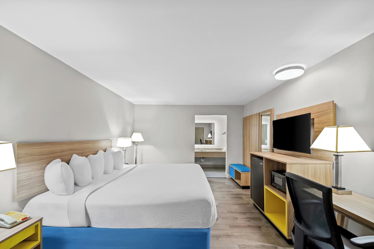 Premium-sengetøj, dundyner, skrivebord, mørklægningsgardiner