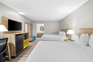 Premium bedding, down comforters, desk, blackout drapes - Days Inn by Wyndham Chesapeake (Chesapeake)