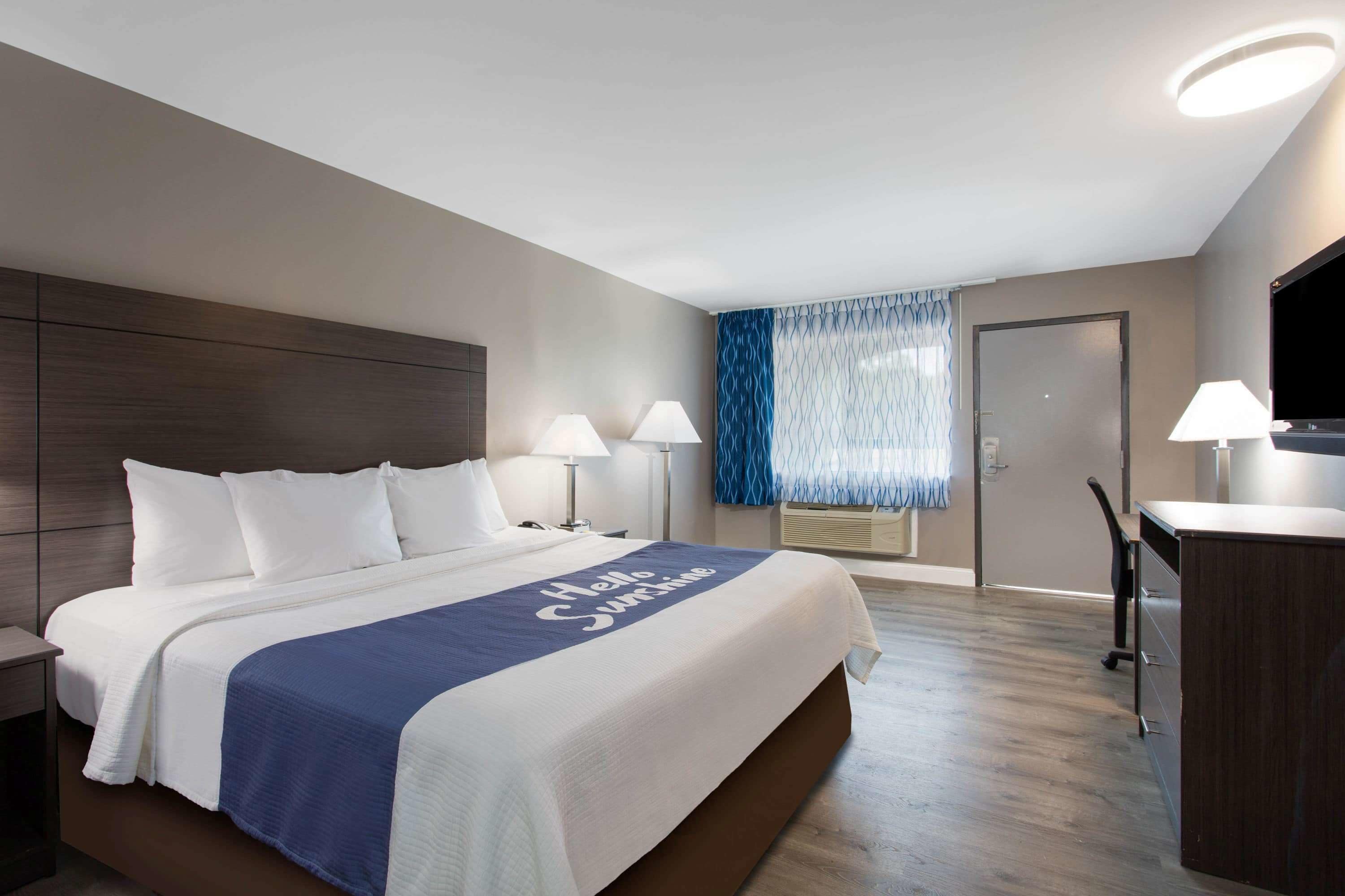 Quarto standard, 1 cama King | Roupas de cama premium, edredons de pluma, escrivaninha