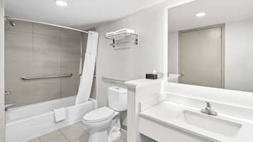 Ensemble douche/baignoire, sĂšche-cheveux, serviettes fournies