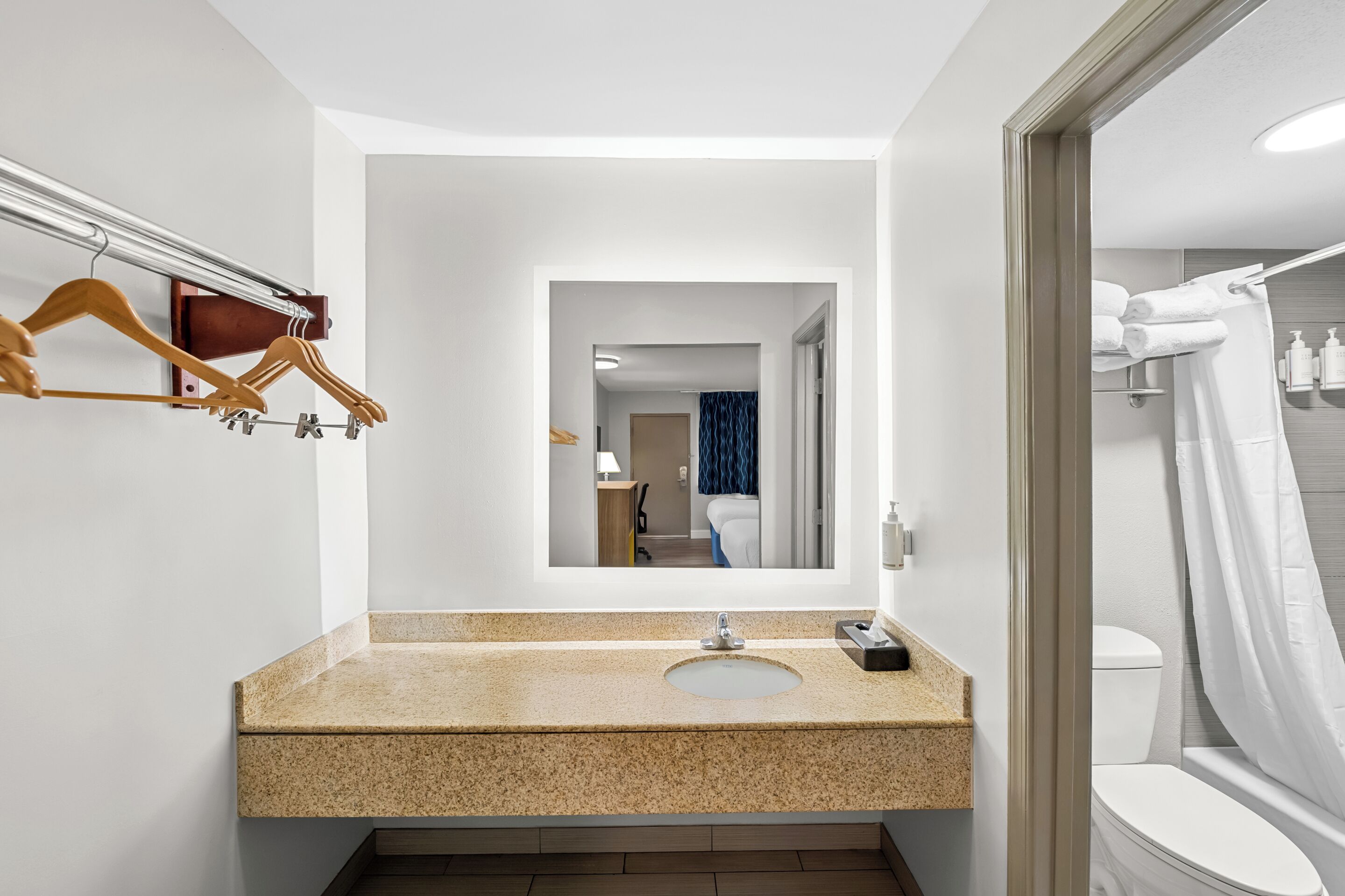 Ensemble douche/baignoire, sèche-cheveux, serviettes fournies