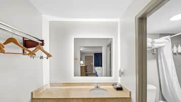 Bañera con ducha, secador de pelo, toallas