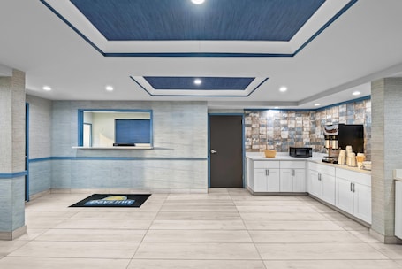 Lobby. Days Inn by Wyndham Chesapeake