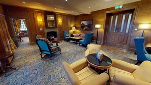 3 bars/lounges
