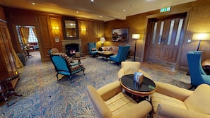 3 bars/lounges