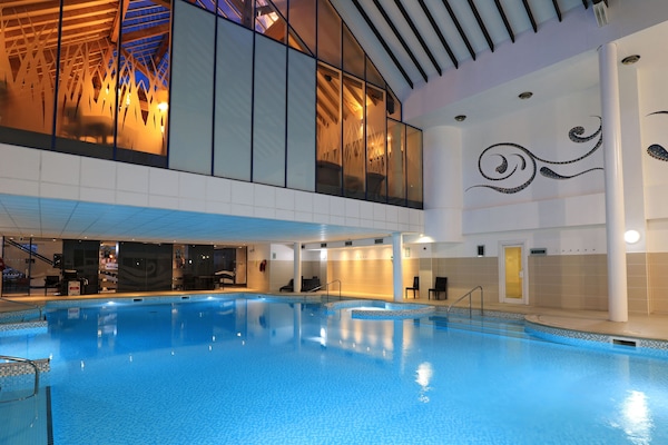 Piscine couverte, chaises longues