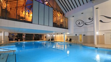 Indoor pool, sun loungers